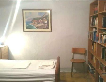 Communist Style Apartment Тирана Экстерьер фото